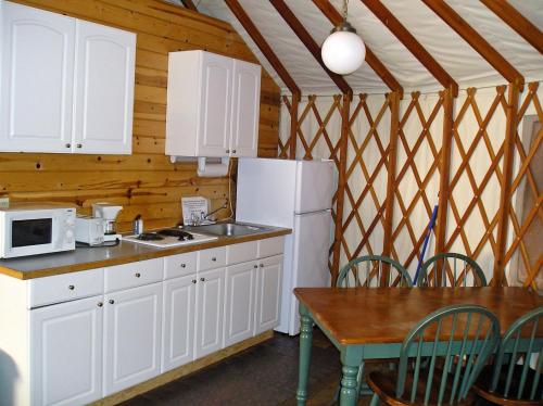 Yosemite Lakes Meadow Yurt 17 - photo 13