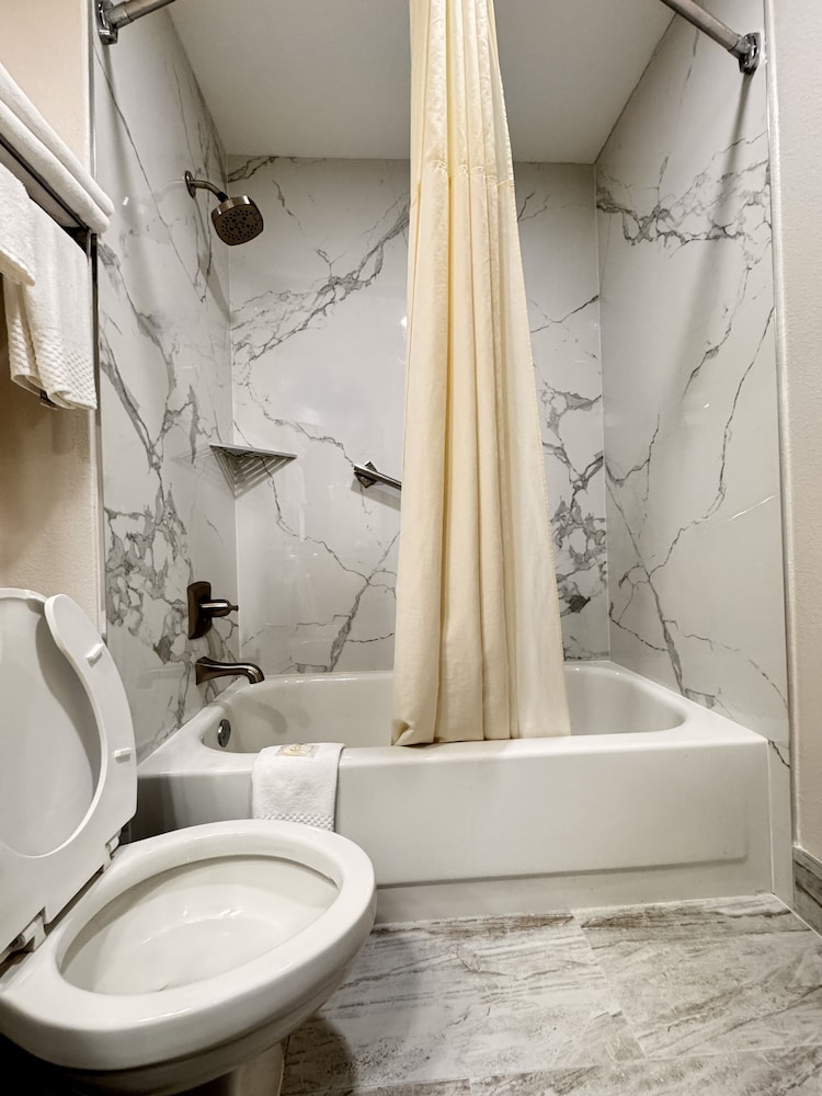Quality Inn Cleveland North - photo 30