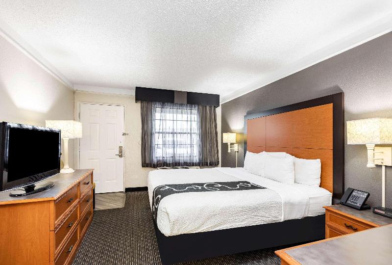 Travelodge by Wyndham El Paso Airport - photo 16