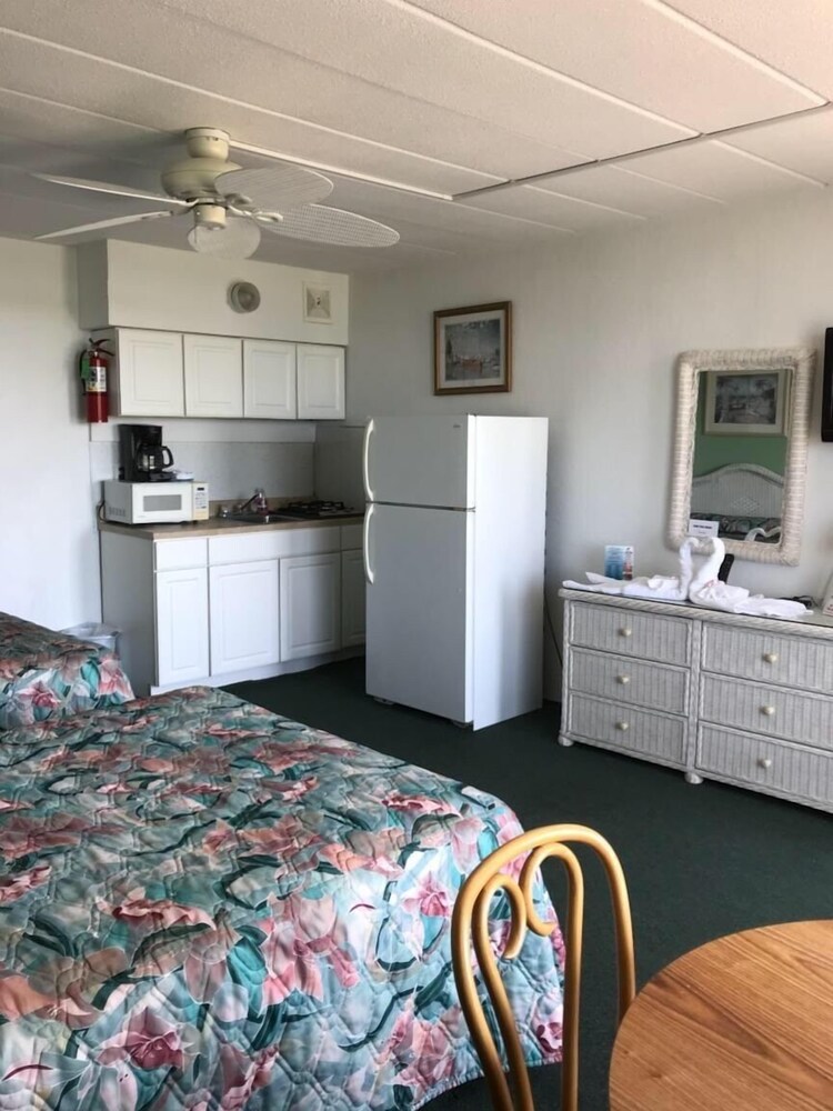Gold Crest Motel - photo 13
