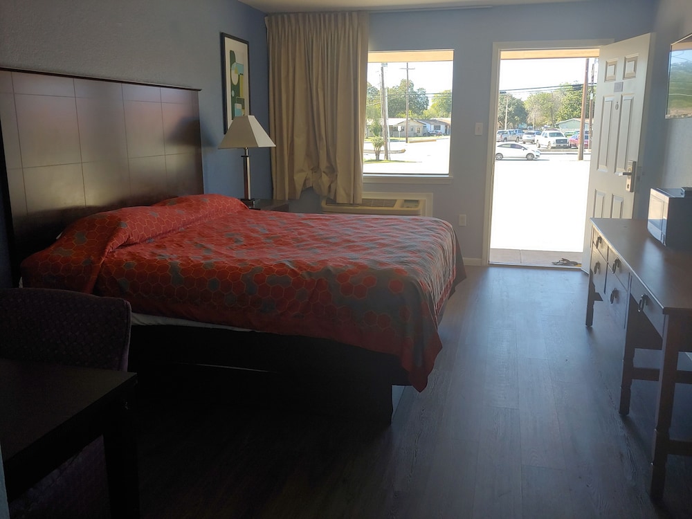 Brooks City Executive Inn - photo 5