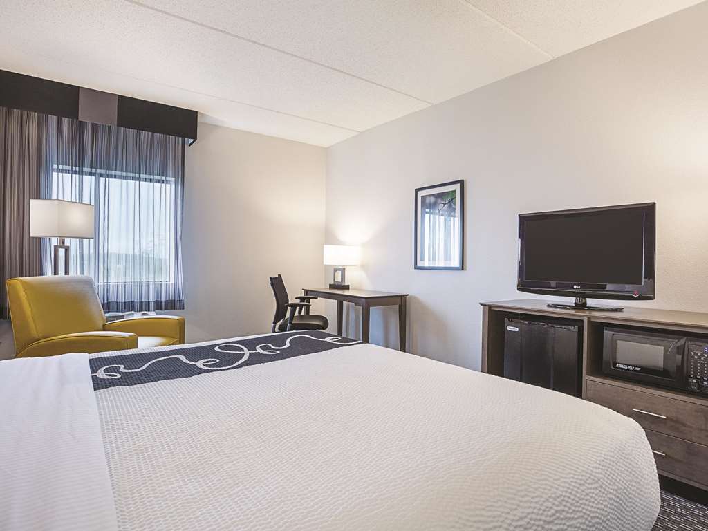 La Quinta Inn & Suites by Wyndham Baltimore BWI Airport - photo 26