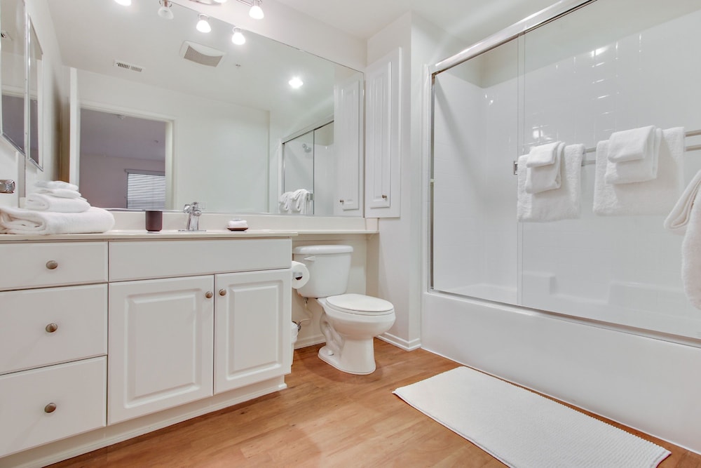 Global Luxury Suites at The Village - photo 35