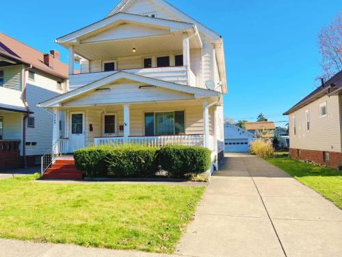 Cozy room in 2nd floor near Airport & Lakewood in Cleveland, United States