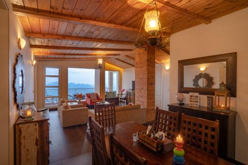 Cosy home with balcony & Mountain views — 4-Star Luxury Hotel in Shimla, India