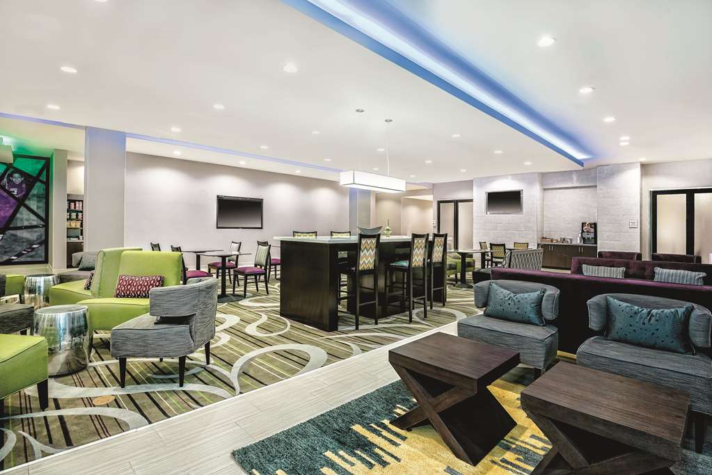La Quinta Inn & Suites by Wyndham McAllen Convention Center - photo 32
