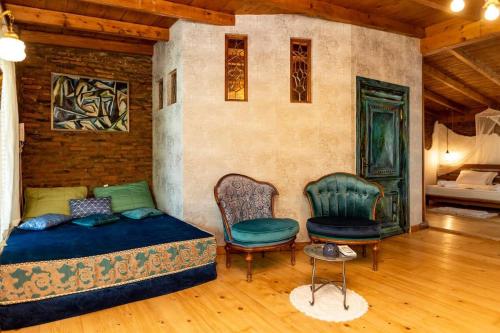 Colorful apt w a furnished terrace 2 min from Rustaveli avenue — 4-Star Luxury Hotel in Tbilisi, Georgia