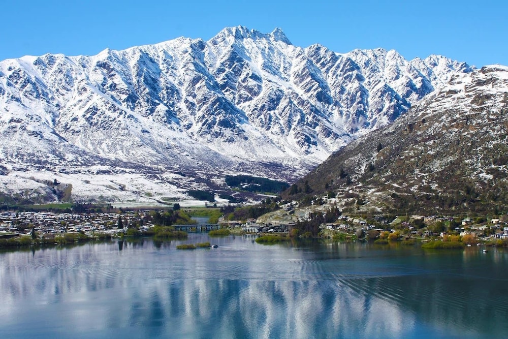 Lake View Townhouse Queenstown Hill — 4-Star Luxury Hotel in Queenstown, New Zealand