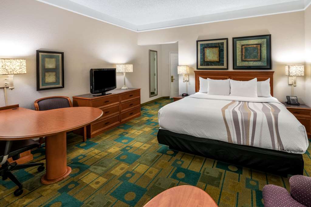 La Quinta Inn & Suites by Wyndham Phoenix West Peoria - photo 22