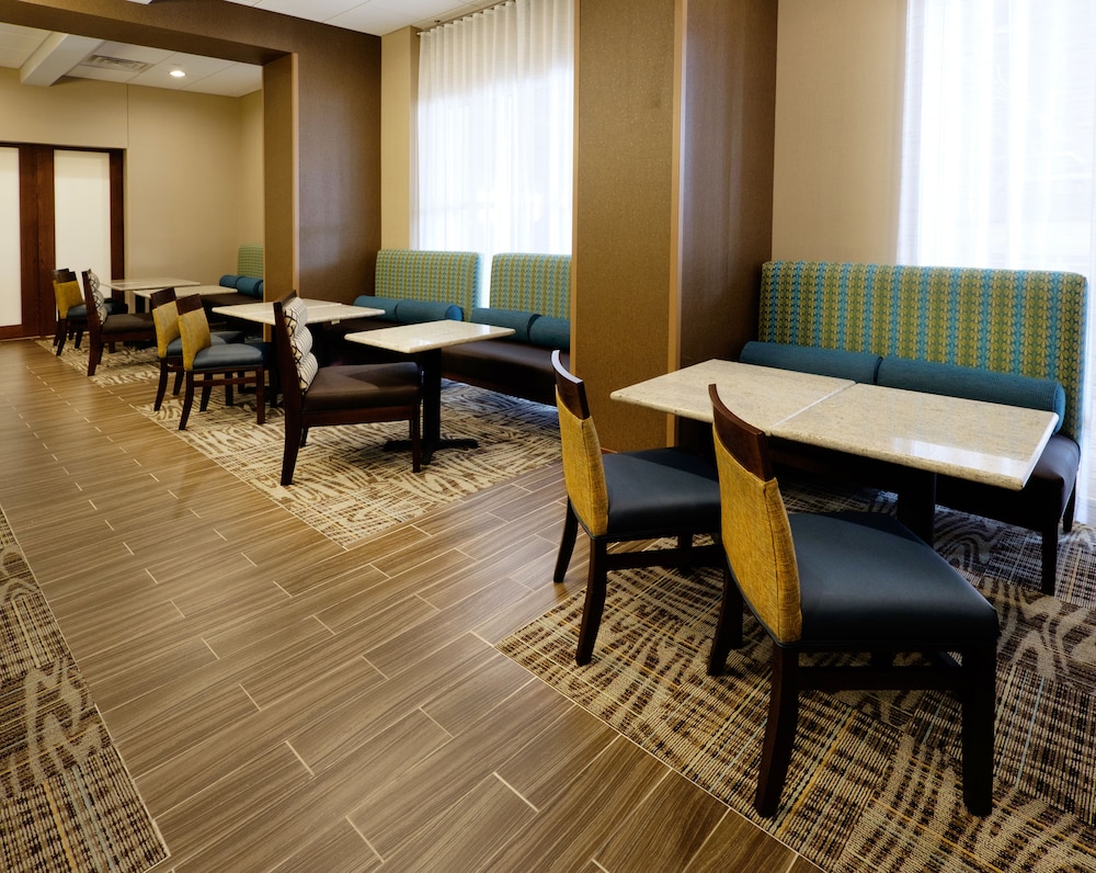 Hampton Inn Green Bay Downtown - photo 60