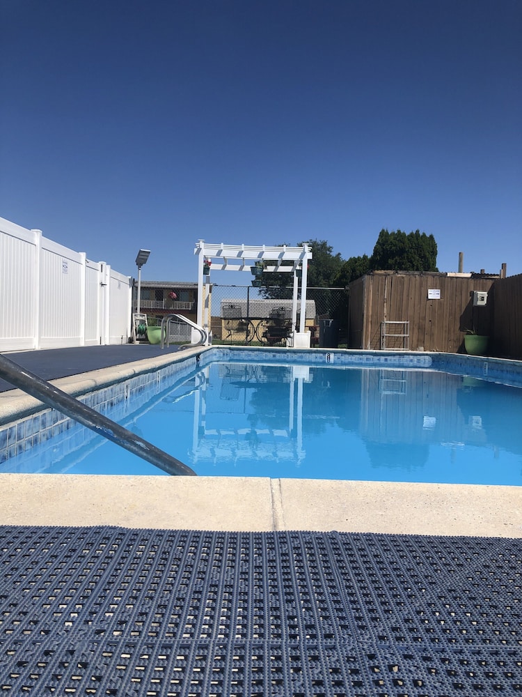 Super 8 by Wyndham Ontario - photo 20