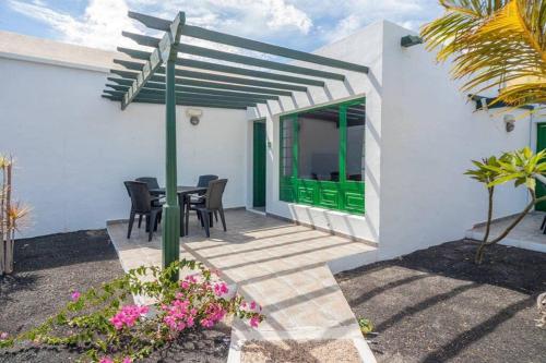 Bandama Bungalows — 4-Star Luxury Hotel in Puerto Del Carmen, Spain
