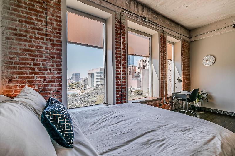 Luxury Downtown Dallas Stay by Amyfinehouse - photo 181
