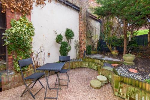Courtyard Cottage with free onsite parking garden short flat walk to town