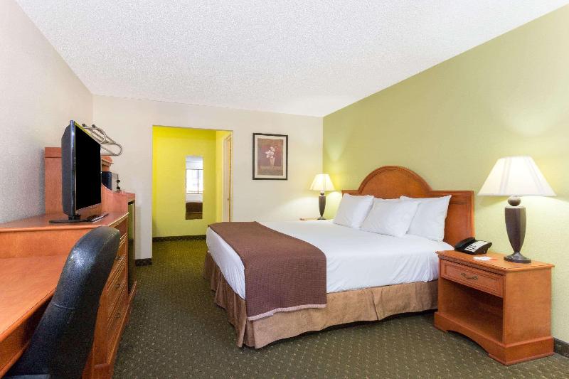 Howard Johnson by Wyndham Tallahassee - photo 9