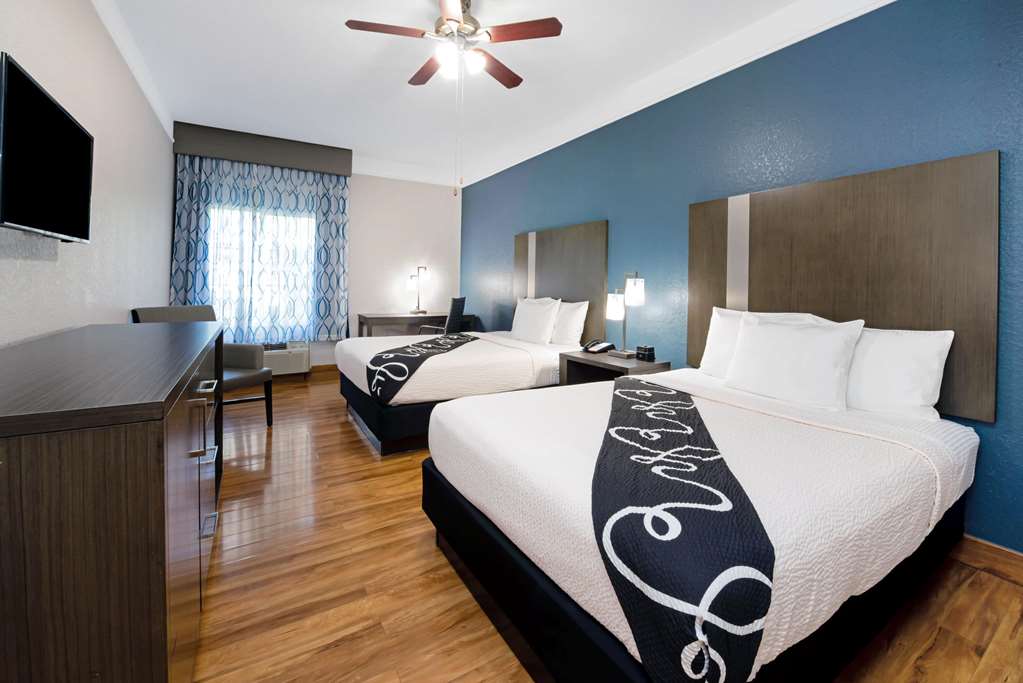 La Quinta Inn & Suites by Wyndham Kingwood Houston IAH Airpt - photo 22