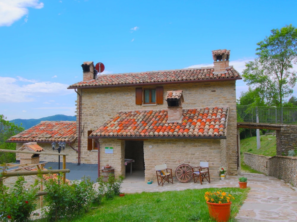 Farmhouse in Marche With Pool and Views — 4-Star Luxury Hotel in Mercatello Sul Metauro, Italy