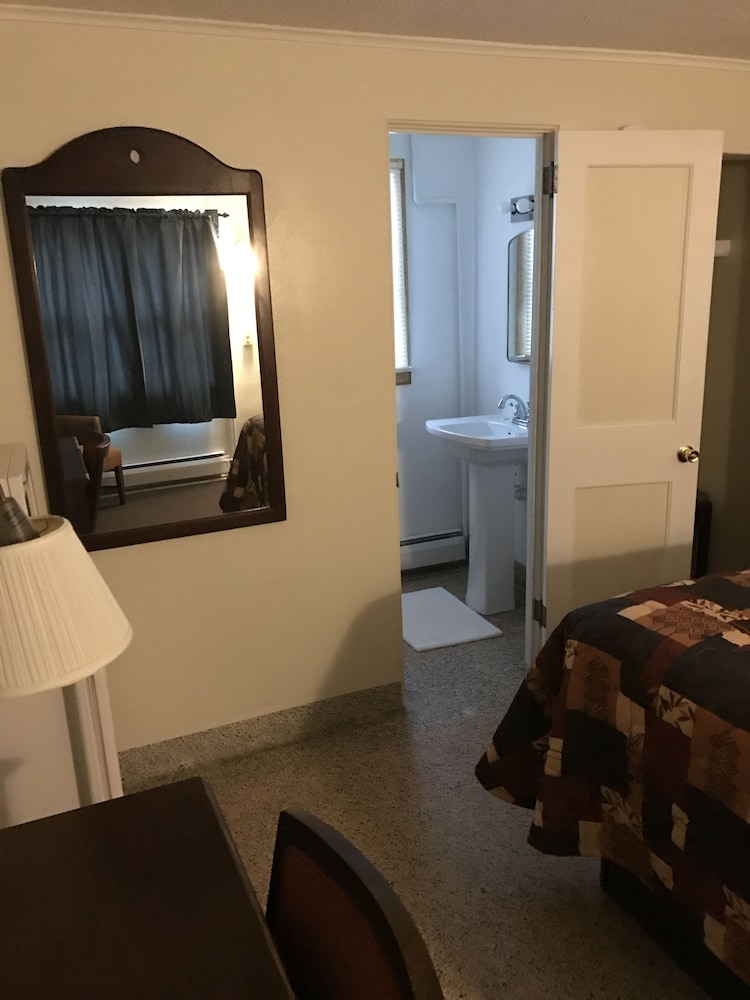 The Evergreen Motel - photo 16