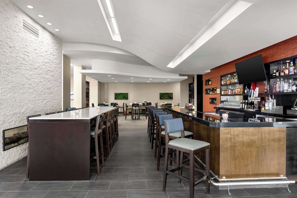 Embassy Suites Newark Airport - photo 36