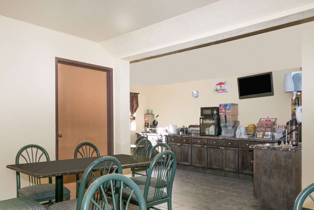 Super 8 by Wyndham Topeka Wanamaker RD I 70 - photo 12