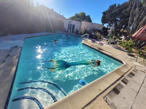 Urban Farm House Hot Tub Pool — 4-Star Luxury Hotel in Long Beach, United States