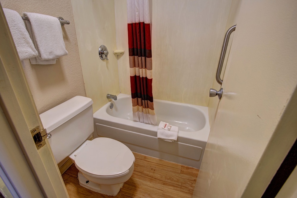 Red Roof Inn Pensacola I 10 at Davis Highway - photo 32