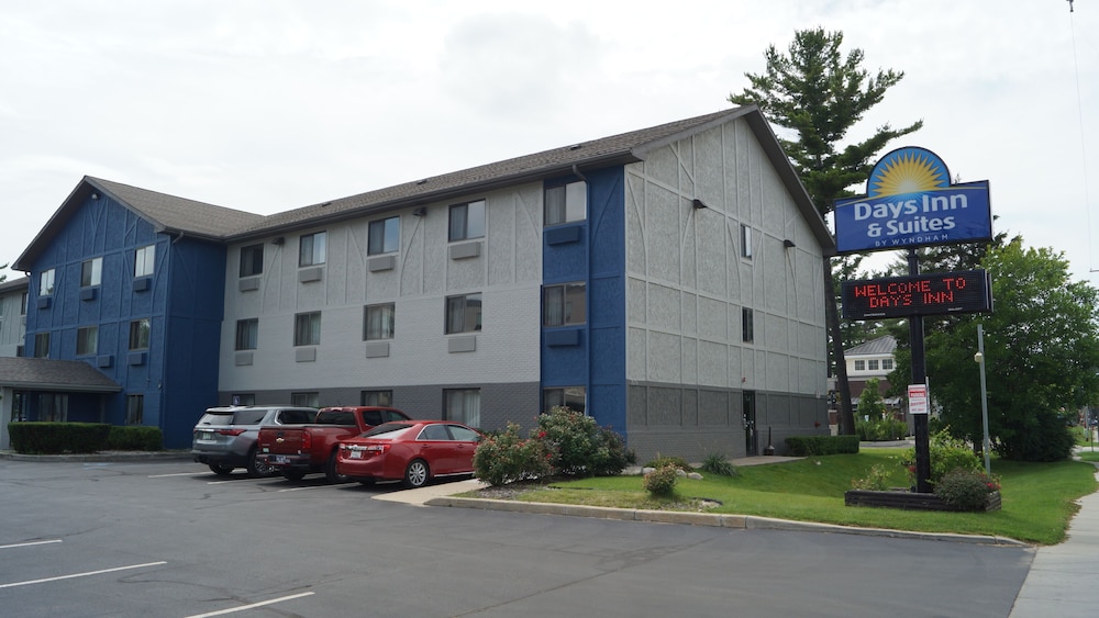 Days Inn & Suites by Wyndham Traverse City in Traverse City, United States