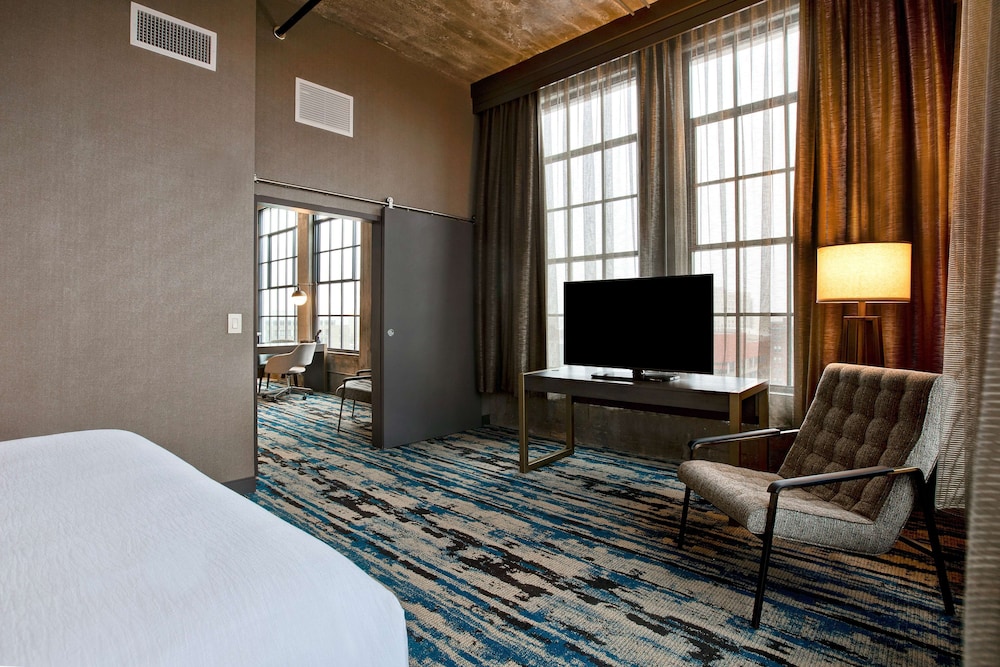 Embassy Suites by Hilton Rockford Riverfront - photo 22