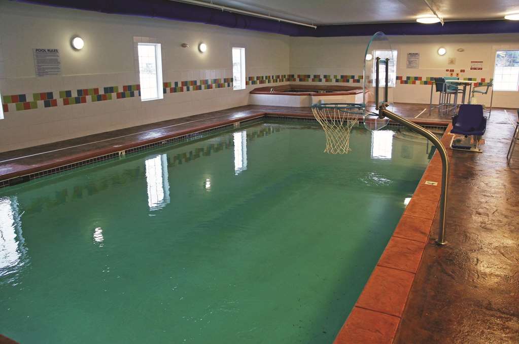 La Quinta Inn & Suites by Wyndham Grand Forks - photo 10