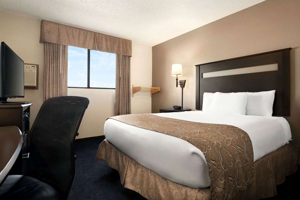 Super 8 by Wyndham Lincoln North - photo 17