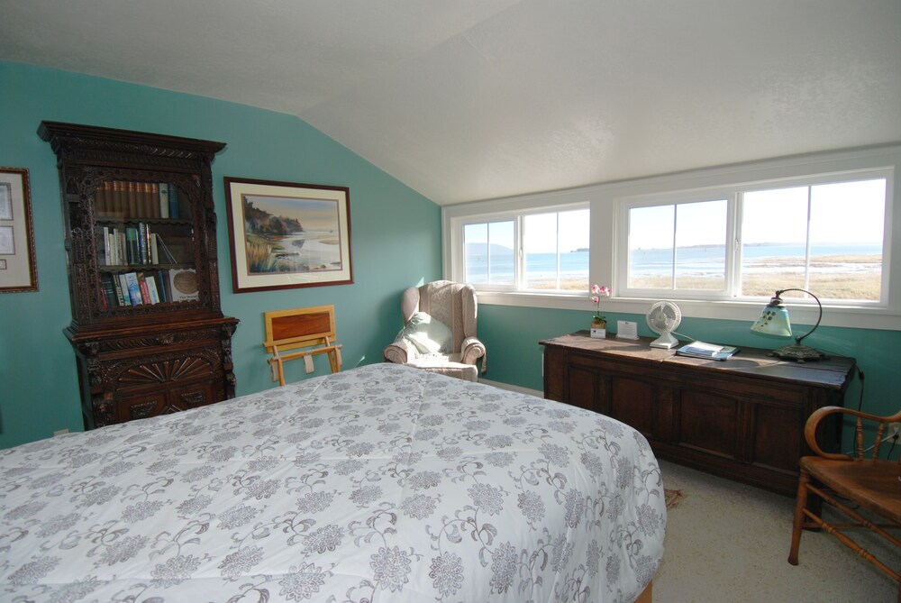 China Beach Retreat in Long Beach, United States