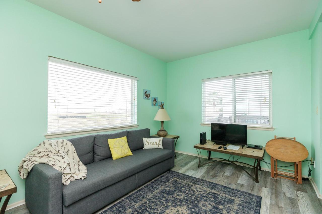 Charming family condo walking distance to beach by Mustang Island Sleeps Four 2025 Traveler Award — 4-Star Luxury Hotel in Corpus Christi, United States