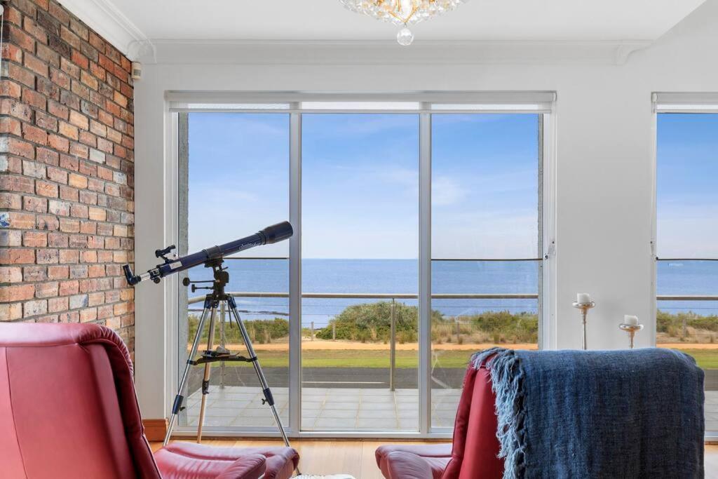 Absolute Bay Frontage with Open Fire and Spa Bath — Portarlington — photo 2