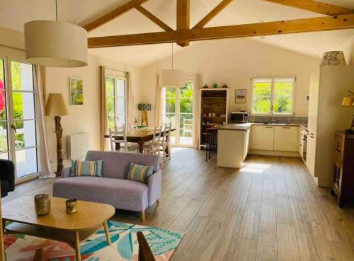 Au cœur de Trégastel noyée dans la végétation — hotel in Tregastel