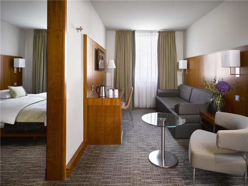 K K am harras Spacious Garden View