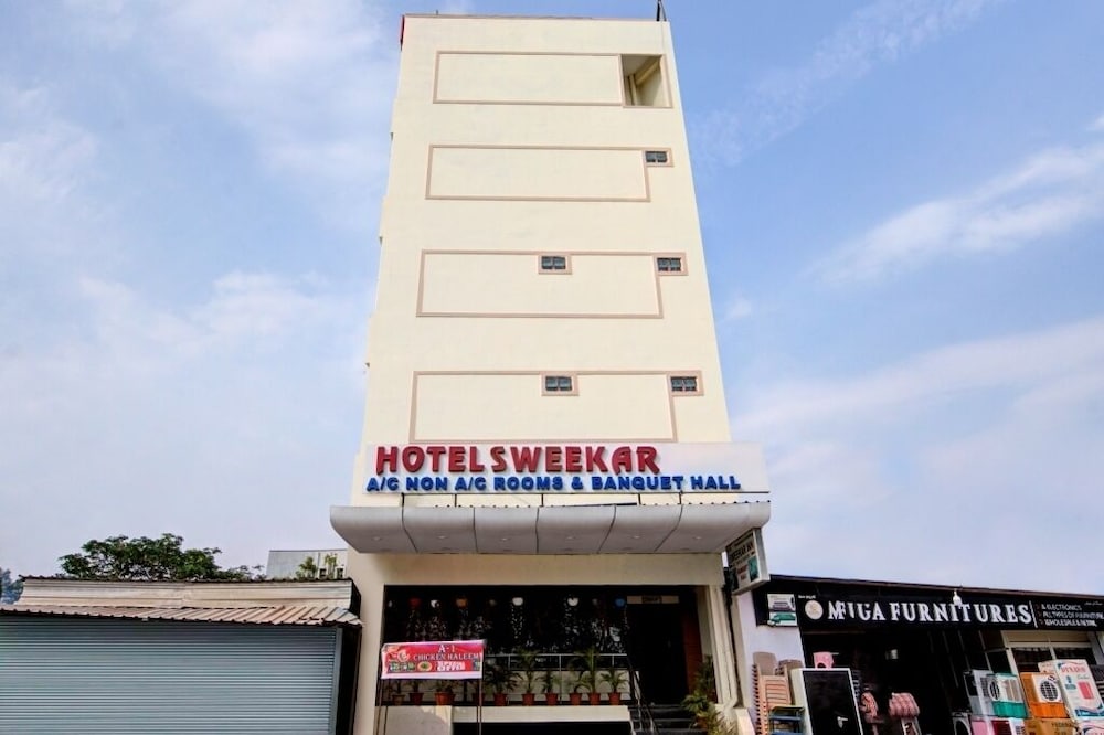 iROOMZ Hotel Sweekar Suites — hotel near Rajiv Gandhi International Airport