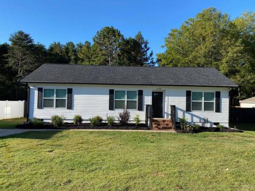 Huntersville House 3 bedrooms 2 Baths — 4-Star Luxury Hotel in Huntersville, United States