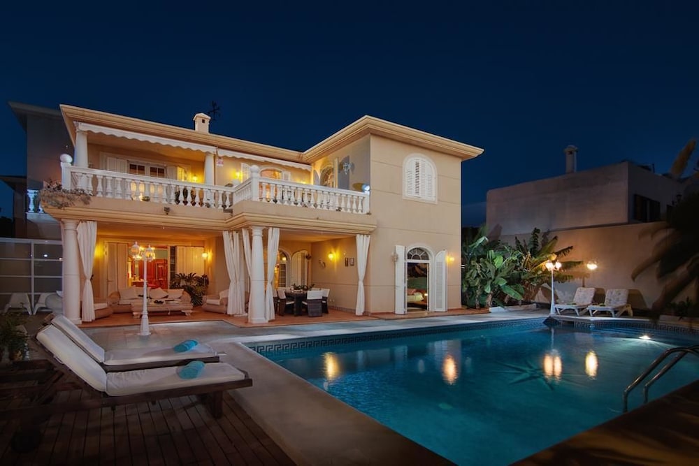 Bayside Concha House Beachfront Oasis with Heated Pool — 4-Star Luxury Hotel in Arrecife, Spain