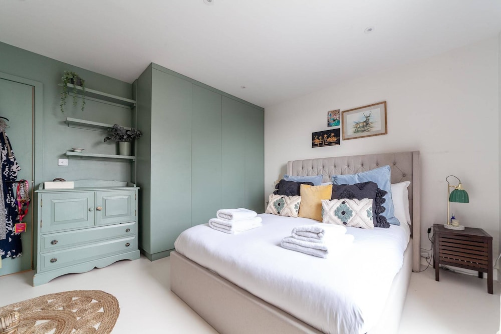 Beautiful Modern Apartment Centrally Located — 4-Star Luxury Hotel in London, United Kingdom