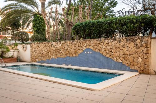 AT099 Con piscina a tan solo 600m de la playa la Paella — 4-Star Luxury Hotel in Torredembarra, Spain