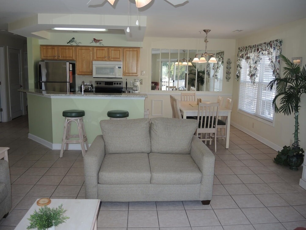 Golf Resort Villa 2607 with Family Friendly Outdoor Pools Onsite by RedAwning - photo 15