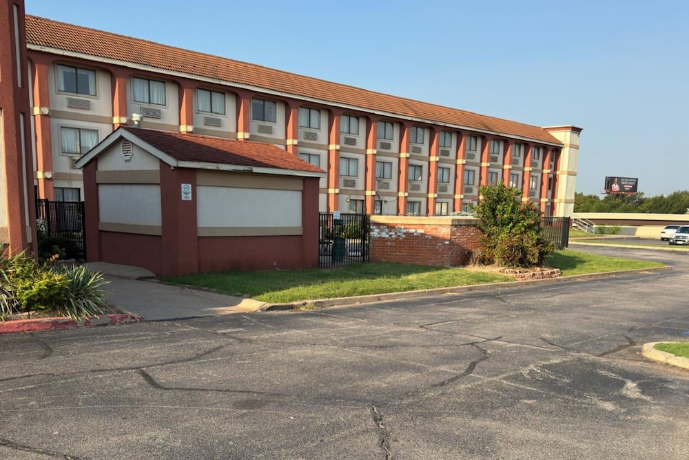 Best Western Plus Broadway Inn and Suites