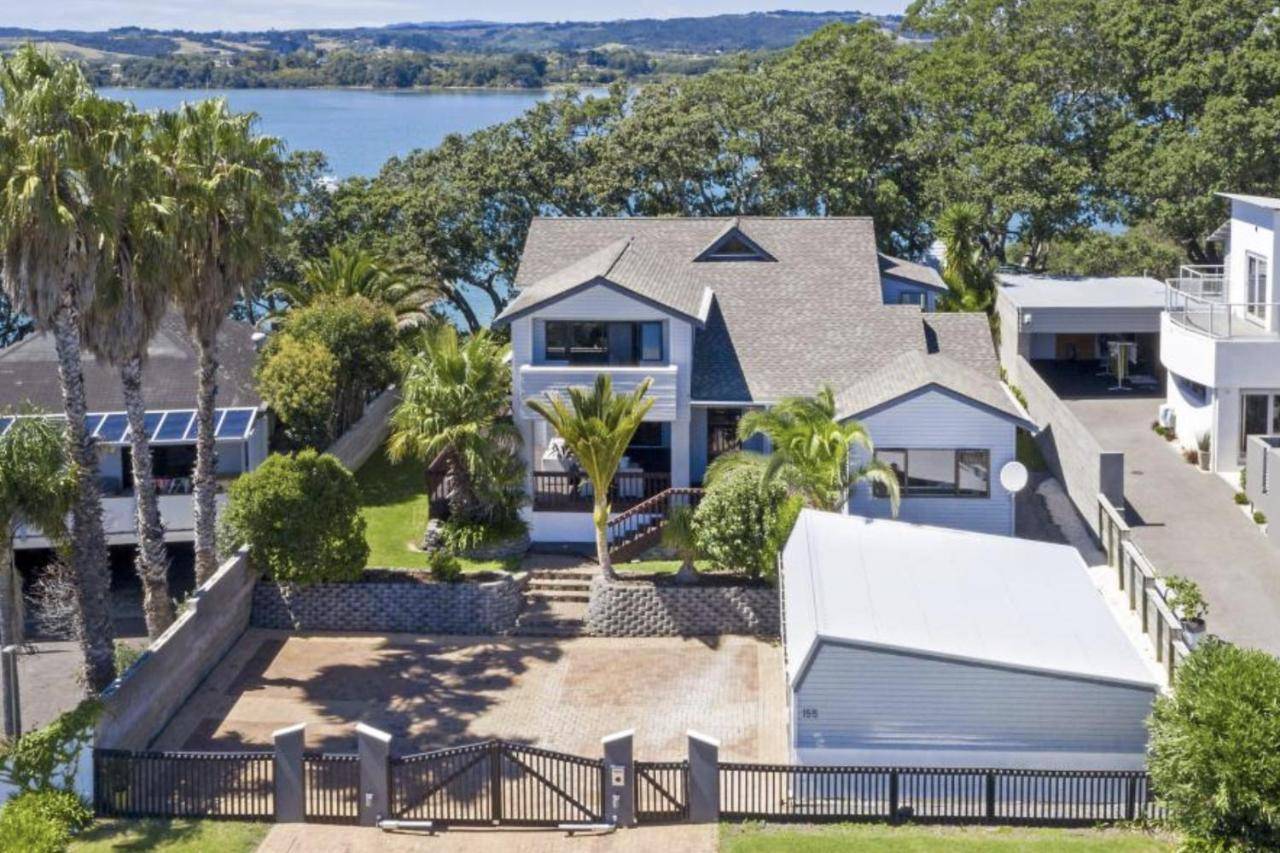 Seaside Serenity 4BR Modern Home — 4-Star Luxury Hotel in Auckland, New Zealand