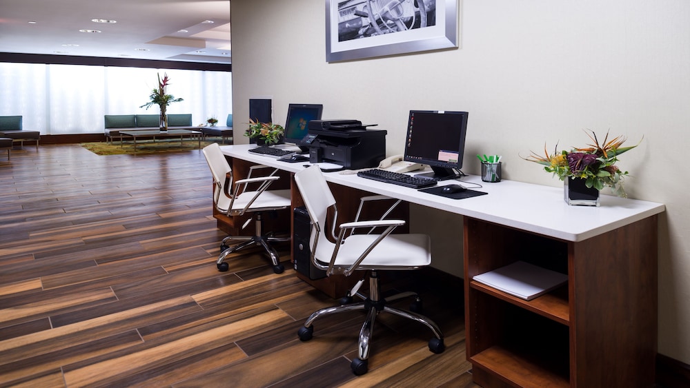 Holiday Inn Hotel & Suites Warren by IHG - photo 32