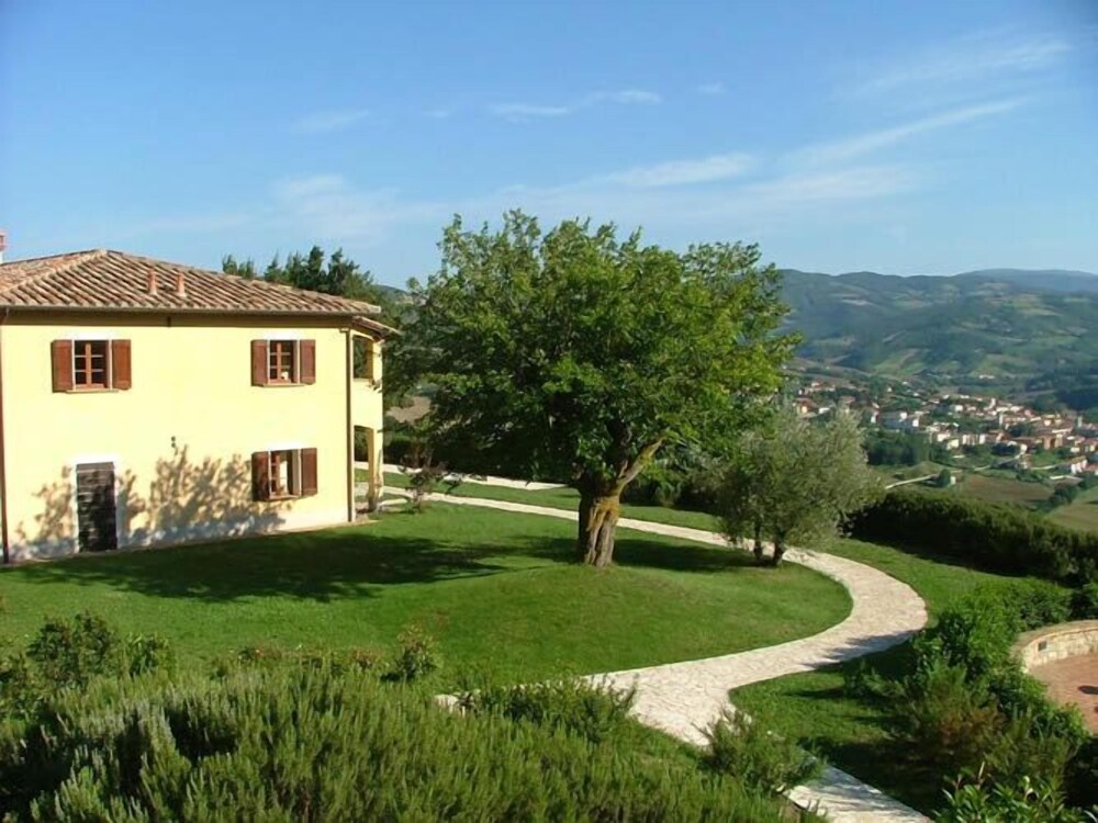 Agriturismo Castagna Alta — 4-Star Luxury Hotel in Valfabbrica, Italy