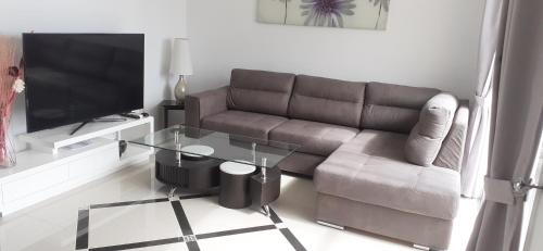 Coral Bay Apartment Prime Tourist Location