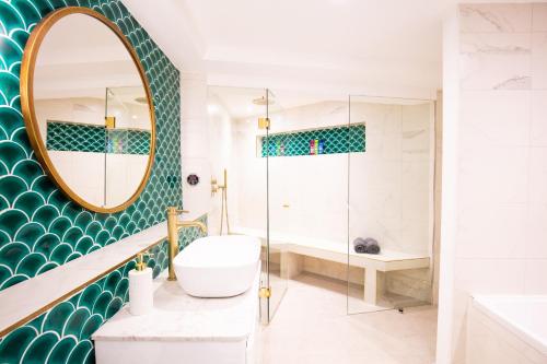 Hidden Retreat with Steam room KING bed near tube — 4-Star Luxury Hotel in London, United Kingdom