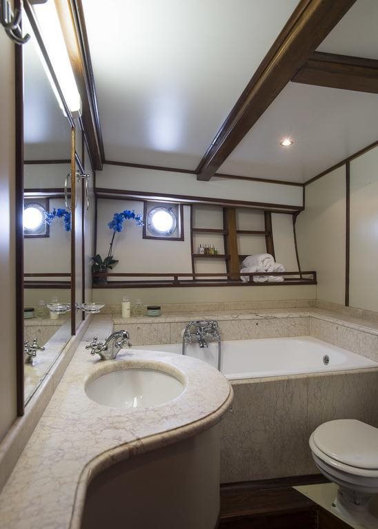 Queen of Peace — 5-Star Luxury Hotel in Portsmouth, United Kingdom