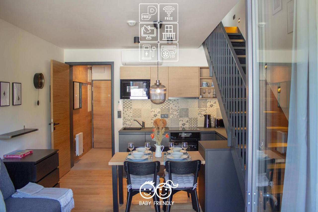 ENJOYHARRACHOV Atraktivní klidný klimatizovaný apartmán 20 v centru Harrachova s parkováním Wifi WLAN SAT herní konzolí Ipad Netflix zdarma možností dobíjení auta výhledem do zahrady a na kostelík jen 150m od lanovky — 4-Star Luxury Hotel in Harrachov, Czech Republic