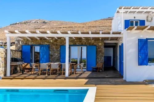 Emerald Bay 4BR with pool by Lia Beach in Mykonos, Greece